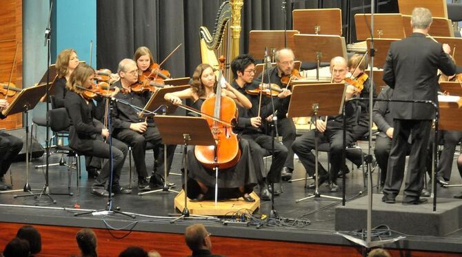 Jung-Cellistin Karima Albrecht im Zusammenspiel mit Musikern der Philharmonie und Musikschul-Kollegen. FOTO: NIETHAMMER