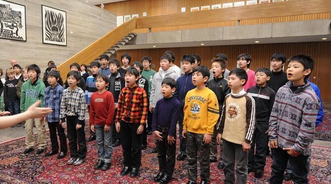 Der Hiroshima Boys Choir beim Empfang im Rathaus, wo er auch eine Friedensbotschaft überbrachte. Heute um 20 Uhr geben die japan