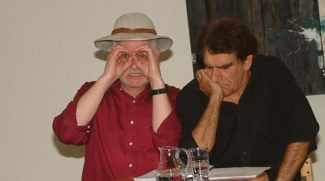 Olaf Cless (links) und Elmar Schneider spielen Ehepaar in der Theaterloge. FOTO: KAB