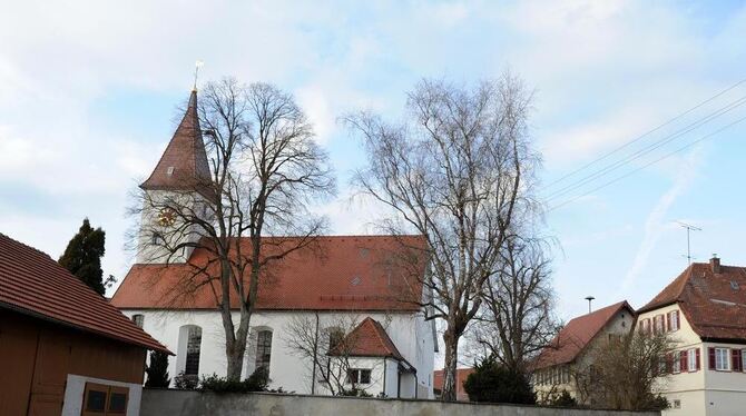 Eine der bekanntesten Seiten Kohlstettens: die historische Marienkirche und das Pfarrhaus.