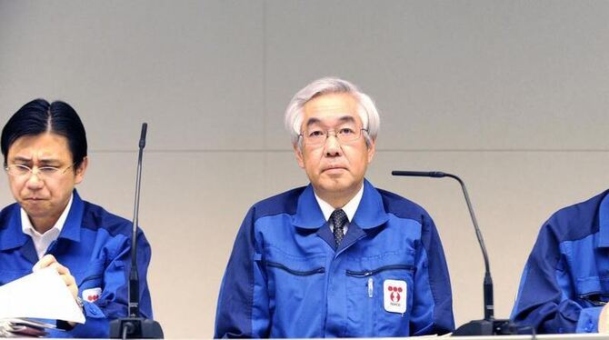 Der Vizepräsident der Tokyo Electric Power Co (TEPCO) bei einer Pressekonferenz in Tokio.