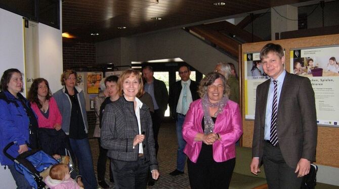 Bürgermeister Peter Nußbaum (rechts) eröffnete die Ausstellung.  FOTO: PR