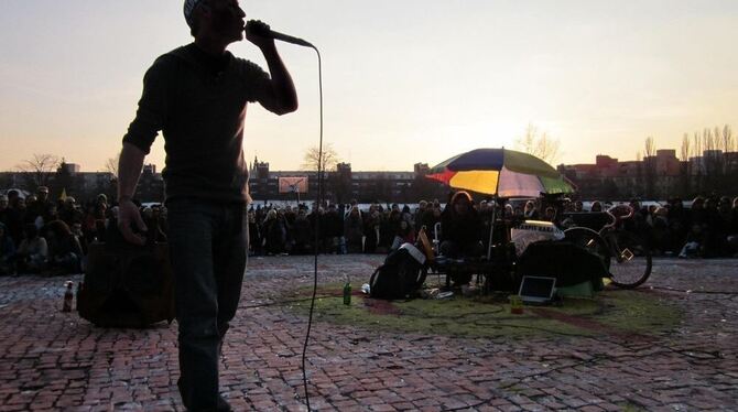 Fahrradkurier Joe Hatchiban hat Berlins Karaokesonntag begründet. Wie gut jemand singt, ist nicht das Hauptkriterium, um bei Publikum anzukommen.  FOTOS: DPA