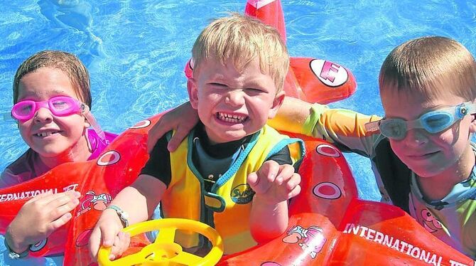 Beim Cluburlaub können Mama und Papa entspannen, während die Kinder im Pool betreut werden.