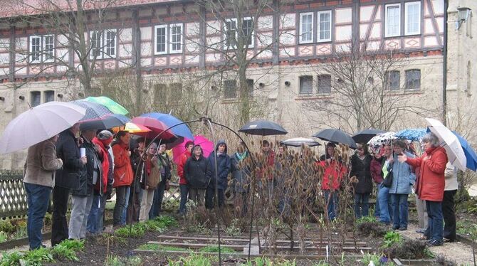 Der Iris- und Kräutergarten bei der Klosterkirche Offenhausen: Annegret Müller-Bächtle (rechts) erklärt die Anlage. GEA-FOTO: GE