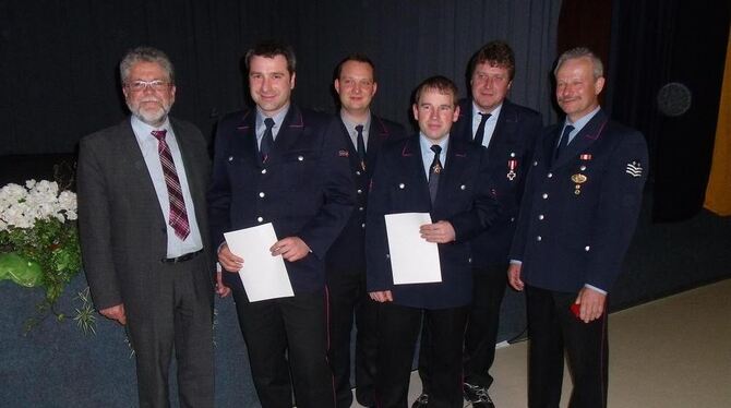 Bürgermeister Wolf (l.) und Kommandant Ochs (r.) gratulierten Stefan Linder, Daniel Failenschmid und Matthias Vatter (v. l.) zur