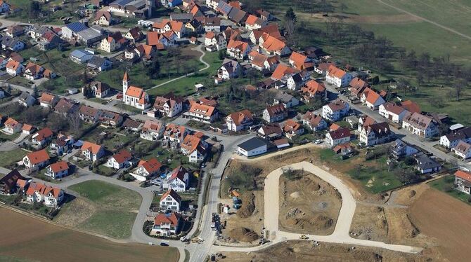 In Umrissen ist Stockachs neues Baugebiet Kreuzäcker schon sichtbar. Voraussichtlich von Juli an darf gebaut werden. LUFTBILD: G