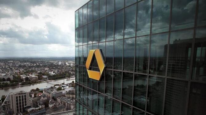 Das Logo der Commerzbank am Gallileo-Hochhaus in Frankfurt am Main.