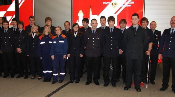 Stadtjugendfeuerwehrwart Andreas Bleher (rechts) und der stellvertretende Feuerwehrkommandant Gerhard Nagel (links) mit den stol