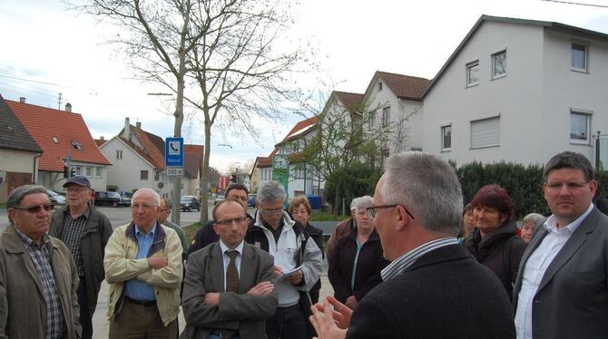 Fragen, Antworten, Erklärungen: Stadtbauamtsleiter Konrad Berger (vorne) informiert die Teilnehmer der Ortsbegehung. FOTO: PFIST