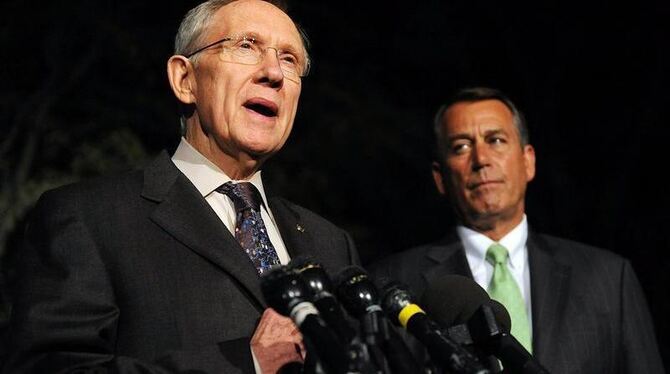 Senator Harry Reid (l) und Abgeordnetenhaussprecher John Boehner sprechen nach den Verhandlungen im Weißen Haus zu Pressevert