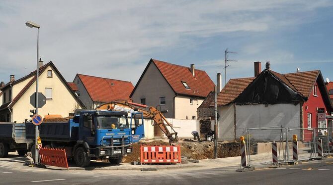 Die frühere Metzgerei Frick ist abgerissen: An der Ecke Hoffmann- und Heppstraße wird ein Mehrfamilienhaus gebaut. FOTO: NIETHAM