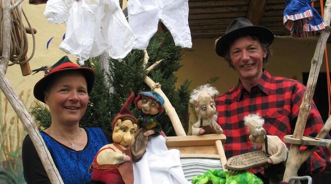 Action am Waschzuber: Marianne und Wolfgang Kauter bereiten das neue Stück für den Sommer in Wichtelhausen vor. GEA-FOTO: DEWALD