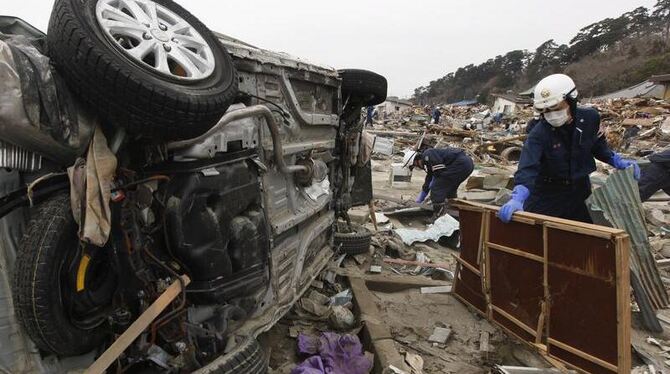 Zerstörungen in Ishinomaki in der Präfektur Miyagi. Bei dem schweren Nachbeben sind drei Menschen getötet worden.