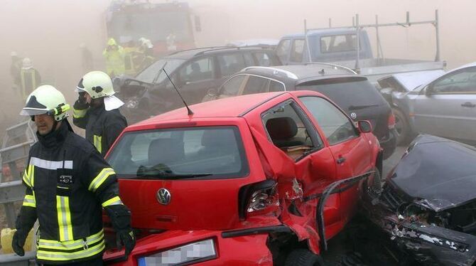 Feuerwehrleute sind auf der Autobahn A19 bei Kavelstorf in der Nähe von Rostock bei einer Massenkarambolage im Einsatz. Bei e