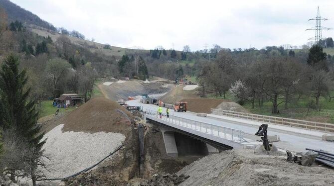 Blick gen Scheibengipfel (links), Blick gen B 312/28 : Derzeit wird jede Menge Erde bewegt.  GEA-FOTO: PACHER