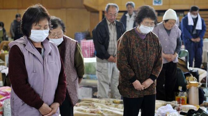 Tsunami-Überlebende in Japan gedenken der Opfer des Erdbebens und der Riesenwelle am 11. März.