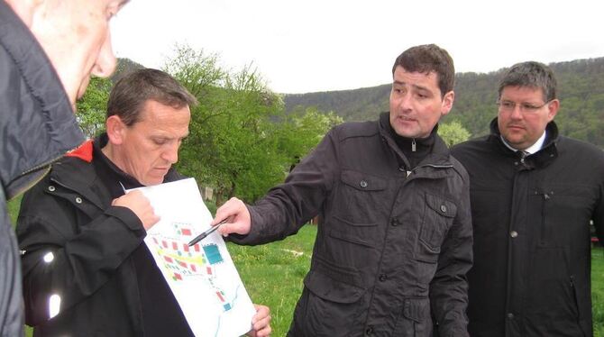 Ortsvorsteher Andreas Seiz mit dem Plan für das Baugebiet Entensee, Stadtplaner Alexander Bollheimer und OB Ulrich Fiedler. FOTO