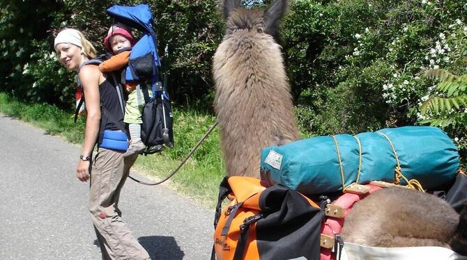 Wie in den Anden: Das Lama nimmt die Last ab. FOTO: PR