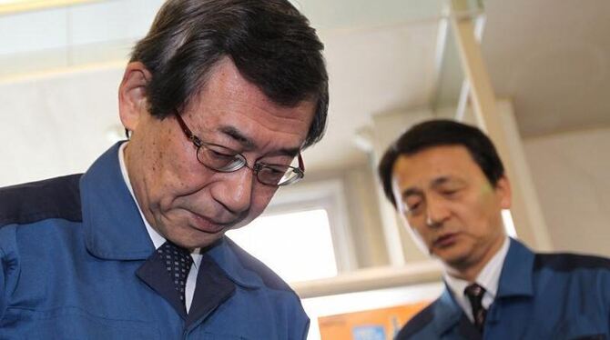 Masataka Shimizu (L), Präsident der Tokyo Electric Power Company (TEPCO), bei einem stillen Gebet für die Opfer der Katastrop