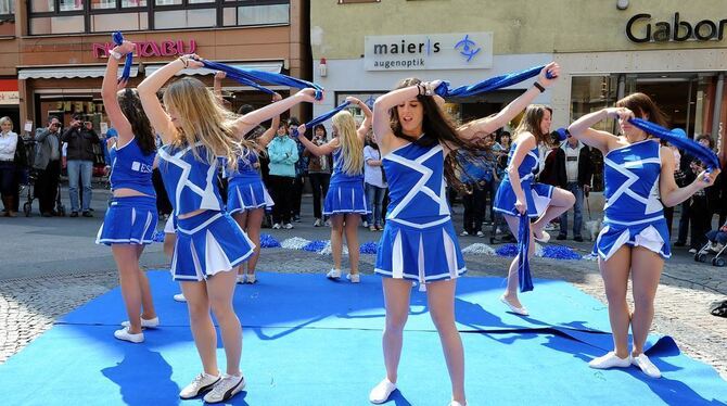 Cheerleader stimmten auf die lange Radtour der ESB-Studenten ein. GEA-FOTO: PACHER