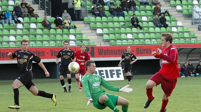 Riesenchance für den SSV: Der A-Jugendliche Janik Michel scheitert an Villingens Torhüter Daniel Miletic.  FOTO: BAUR