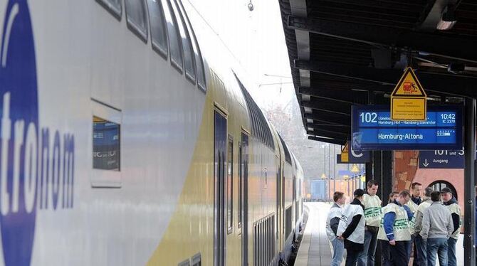 Streikende Mitarbeiter der Metronom-Bahn im Bahnhof von Uelzen (Archivbild)