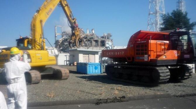 Bagger beseitigen Trümmer rund um das Atomkraftwerk Fukushima (Archiv) Foto: Tepco/dpa