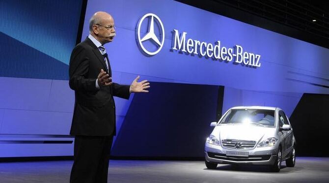 Dieter Zetsche, Vorstandsvorsitzender der Daimler AG, neben einem Mercedes der A-Klasse. Einige Modelle der nächsten Auflage