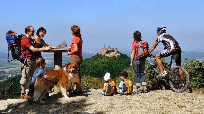 Beste Aussichtslage auf der Zollernalb mit der Burg Hohenzollern. Die Traufgänge bei Albstadt ergänzen jetzt die Prädikatsrouten