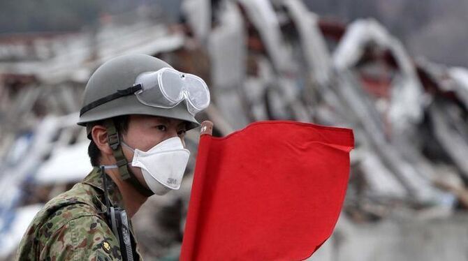 Ein japanischer Soldat in der Katastrophenregion im Nordosten des Landes.