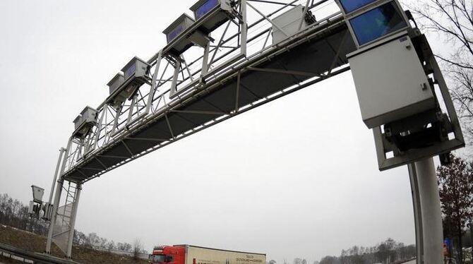 Maut-Brücke über einer Autobahn in der Region Hannover.