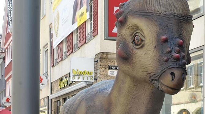 Die Urzeit-Giganten bringen auch Erwachsene zum Staunen. FOTO: NIETHAMMER