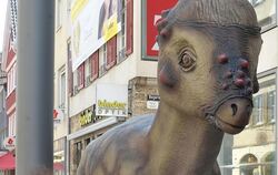 Die Urzeit-Giganten bringen auch Erwachsene zum Staunen. FOTO: NIETHAMMER