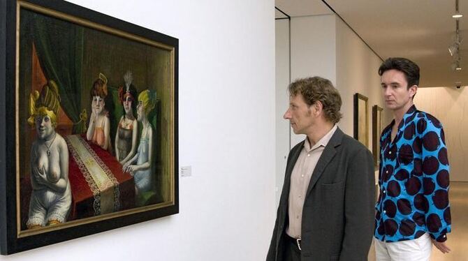 Dr. Siebert (Arnd Klawitter, r.) zeigt Lannert (Richy Müller) voller Stolz die Schätze im Kunstmuseum (Bild: SWR/Stephanie Sc