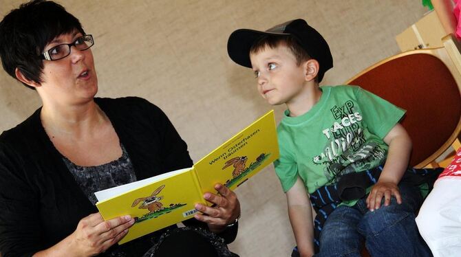 Steffi Renz las aus Marion Schröppels Buch »Wenn Osterhasen träumen«, das im Oertel + Spörer-Verlag Reutlingen erschienen ist.