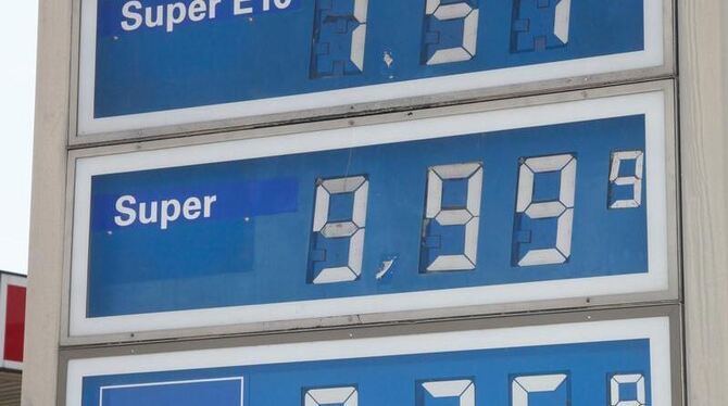 Auf der Preistafel einer Tankstelle in Filderstadt ist am 25.04.2011 der Liter Superbenzin mit 9,99 Euro ausgewiesen.