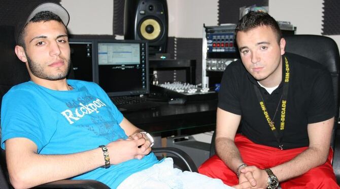 Sergio-Bijan Accardi und Andreas Soldo alias »Taz« an ihrem liebsten Ort: dem Tonstudio.  GEA-FOTO: HAILFINGER