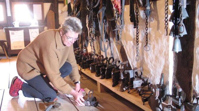 Waltraud Göhner mit der Sammlung historischer Bügeleisen, die neu im Bauernhausmuseum zu sehen ist. GEA-FOTO: DEWALD