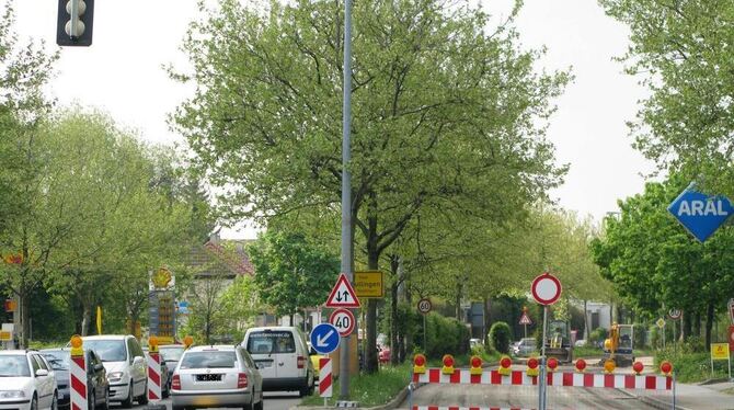 Ungewöhnliche Verkehrsführung auf der B 312: Wegen Belagsarbeiten auf den stadteinwärts führenden Fahrspuren muss sich der gesam