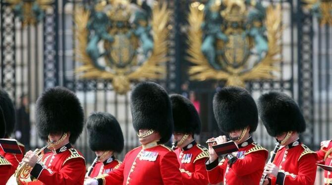 Die roten Uniformen der Irish Guards - auch bekannt durch ihre Bärenfellmützen