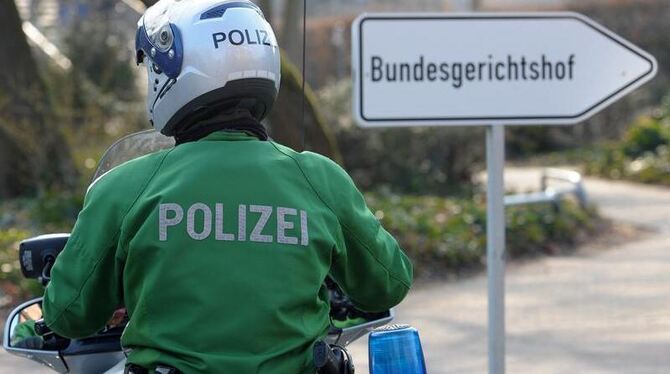 Beamte des Bundeskriminalamts haben drei mutmaßliche Mitglieder der Terrororganisation Al-Kaida festgenommen. Die Verdächtige