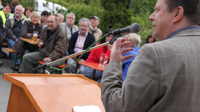 Martin Gross prangerte in Metzingen die Leiharbeit an.  FOTO: NOL