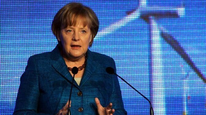 Bundeskanzlerin Angela Merkel spricht in Zingst auf dem Darß vor einer Videowand mit dem Foto des ersten Windparks vor der de