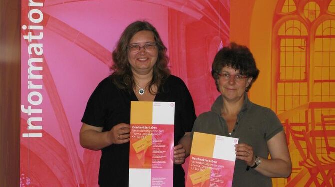 Sabine Drecoll (links) und Ulrike Neher-Dietz von der Citykirche starten eine Themenaktion.  GEA-FOTO: HAILFINGER