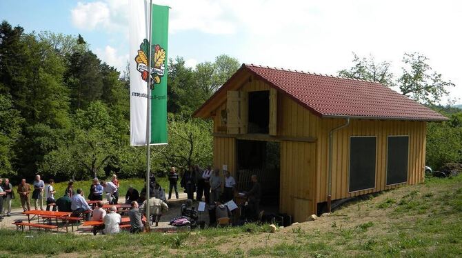 Schmucker Stall für 37 Bewohner. Die Ziegenherde, die Jusi und Florian durch natürliche Beweidung vor Verbuschung schützt, hat j