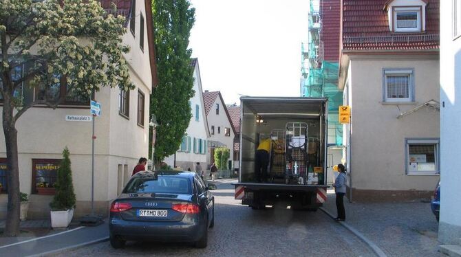 Die Burgstraße vom Rathaus aus gesehen - die Situation macht deutlich, warum die Einbahnregelung nötig ist.  GEA-FOTO: BARAL