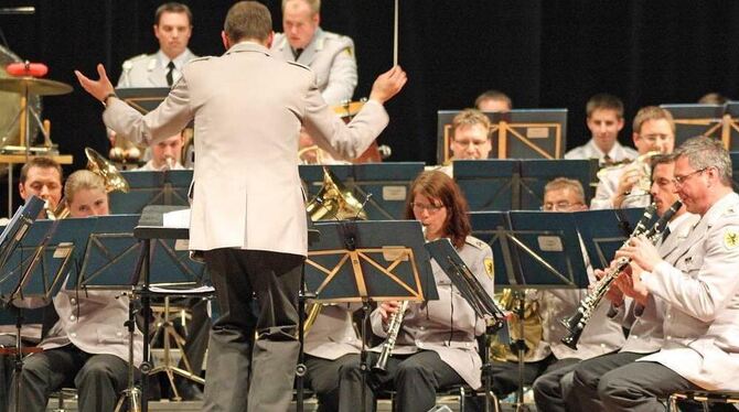 Das Heeresmusikkorps 10 aus Ulm hat in der Schillerhalle in Dettingen das Publikum begeistert und gerne für die Stefan-Morsch-St