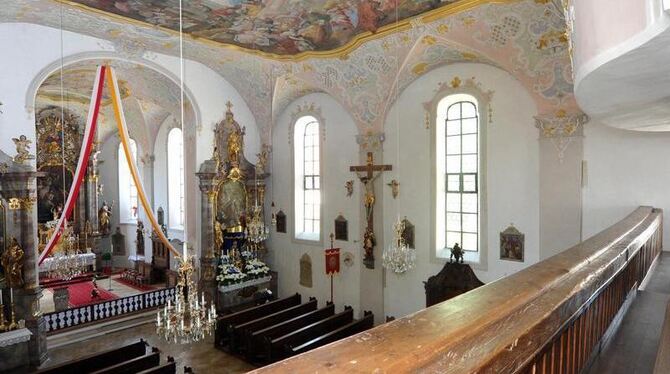 Blick von der Empore in die Pfarrkirche Johann Baptist in Rennertshofen (Oberbayern).