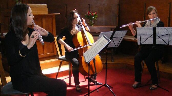 Ein Trio der Pliezhäuser Musikschule - Maria Reichenecker, Amelie und Friederike Schymura - musizierte bei der Preisverleihung i